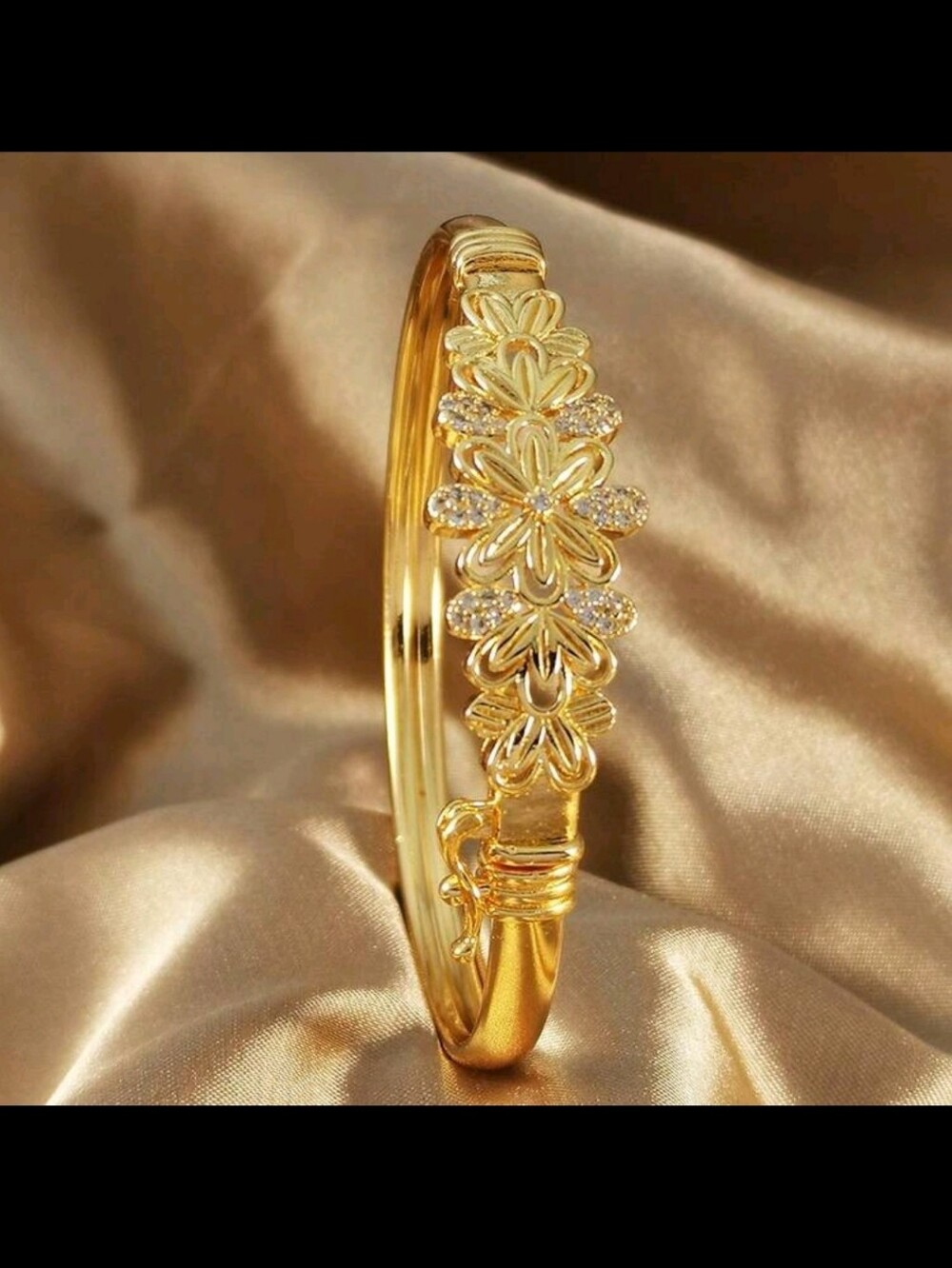 BRAND NEW ** Elegant Gold Floral Bangle Bracelet
